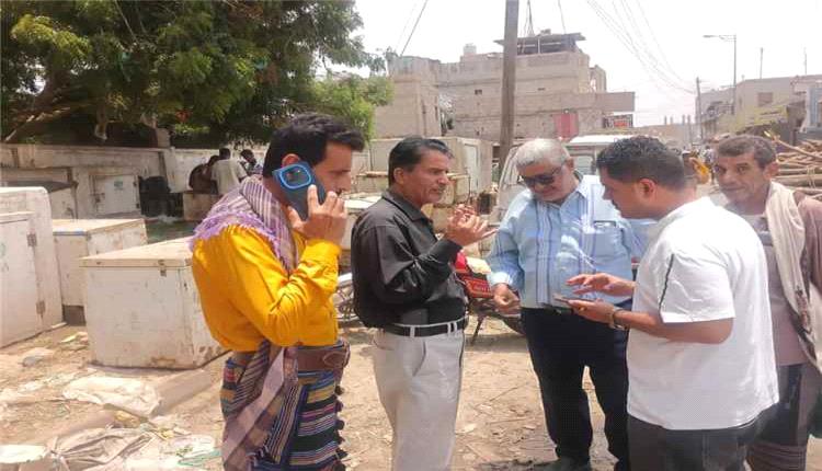 فريق هندسي يتفقد موقع مصنع للثلج المجروش بزنجبار بدعم سعودي