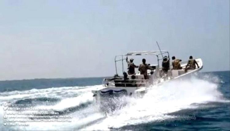خفر السواحل يضبط سفينة تهريب قبالة سواحل عدن ويحتجز مالكها