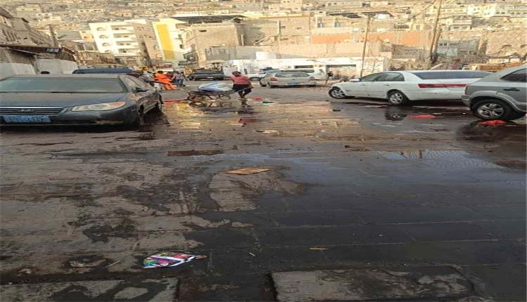 حملة ميدانية لمعالجة انسدادات الصرف الصحي في أحياء التواهي