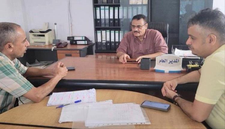 السلطة المحلية بالبريقة تبحث احتياجات المديرية من الكهرباء وخطط تحسين الشبكة