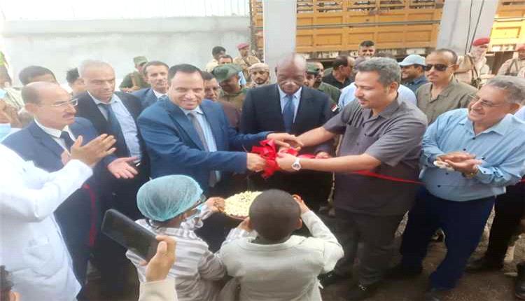 وزير الزراعة ومحافظ لحج يفتتحان مصنعاً للأعلاف ويتفقدان منشآت زراعية وبحثية وتعليمية
