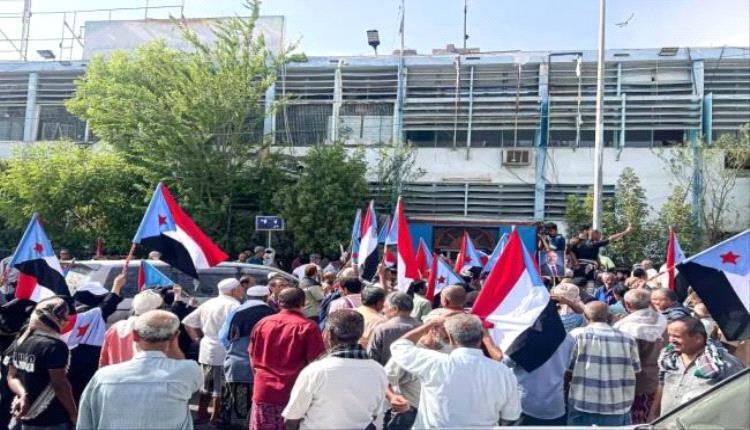 وقفة احتجاجية في صيرة تطالب بمعالجة أزمة المياه