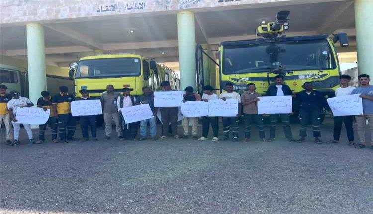 موظفو مطار سقطرى يطالبون بتغيير مديره ويهددون بتصعيد الاحتجاجات