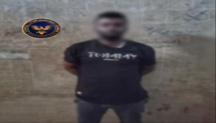 قوات طوق عدن تضبط مطلوبًا أمنيًا متهمًا ببيع طقم عسكري