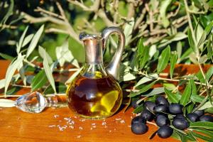 هل يساعد زيت الزيتون على خفض الكولسترول الضار؟