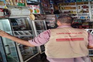 مكتب الصناعة بالمعلا يتابع توزيع 900 أسطوانة غاز وينفذ حملة رقابية على أسواق المديرية