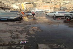 حملة ميدانية لمعالجة انسدادات الصرف الصحي في أحياء التواهي