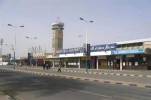 طائرة تصل مطار صنعاء وسط معلومات عن نقل قتلى وجرحى إيرانيين وحوثيين