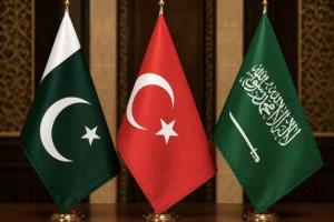 تحليل سياسي يناقش تحولات التحالفات السعودية وتأثيرها على قضايا المنطقة
