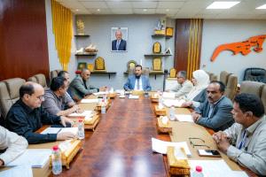 محافظ عدن يوجه بضمان صرف مستحقات المعلمين المتعاقدين وحماية أراضي المدارس من التعديات