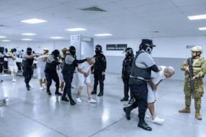 وفاة مهاجر من السلفادور داخل مركز احتجاز أميركي وسط انتقادات للأوضاع
