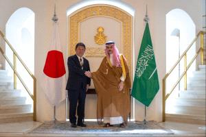السعودية واليابان تؤكدان أولوية الحلول الدبلوماسية وتعزيز أمن الملاحة