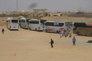 قصف حوثي يستهدف محيط منفذ الوديعة واشتعال النيران في مركبات مدنية