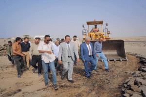 وزير الأشغال يدشن مشروع إعادة إنشاء جسر وادي بناء في أبين