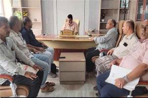 مدير عام البريقة يبرم عقود لتنفيذ ( 5 ) مشاريع خدمية بالمديرية