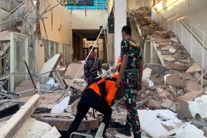 زلزال بقوة 7.7 درجة يضرب إندونيسيا ويودي بحياة شخصين