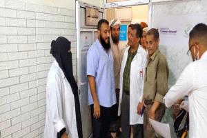 انطلاق مخيم مجاني لفحص العيون وتوفير النظارات الطبية لسكان التواهي بعدن