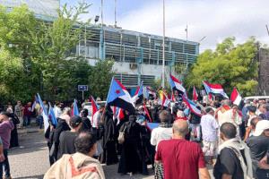 وقفة احتجاجية في صيرة تطالب بحلول عاجلة لأزمة المياه