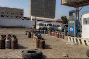 أزمة الوقود تعرقل حركة النقل وتزيد أعباء سكان عدن