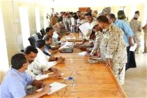 تأخر الرواتب يفاقم معاناة موظفي الدولة في المحافظات الجنوب 