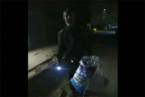 ضابط أمن يجمع العبوات ليلاً.. راتب غائب وحكومة عاجزة أمام مشهد يختصر مأساة منتسبي الأمن
