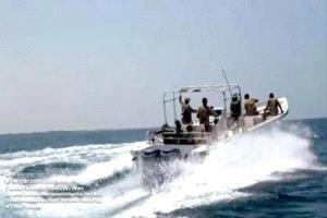 خفر السواحل يضبط سفينة تهريب قبالة سواحل عدن ويحتجز مالكها