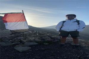 شاب يمني يرفع علم بلاده فوق إحدى قمم جبال الألب الفرنسية
