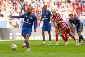 مانشستر يونايتد يحسم وديته أمام أتلتيكو مدريد بثنائية مبيومو