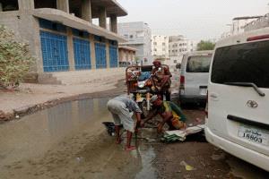 فرق الصرف الصحي بعدن تواصل حملات إزالة الانسدادات وتحسين أداء الشبكات