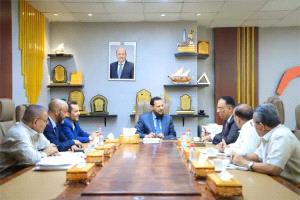 محافظ عدن يبحث مع رئيس مصلحة الجمارك تعزيز التنسيق وتسهيل حركة التجارة