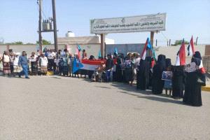 وقفة في جامعة أبين تطالب بتحسين الأجور وخفض رسوم التعليم