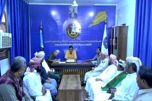 التميمي يبحث مع قيادات رخية ومشايخ حضرموت تعزيز التنسيق وخدمة أبناء الوادي والصحراء
