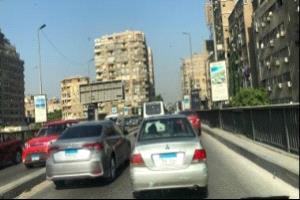 النشرة المرورية في القاهرة والجيزة تشهد كثافات متوسطة وتباطؤاً بعدد من المحاور