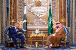 رئيس الوزراء الباكستاني وقائد الجيش يزوران السعودية