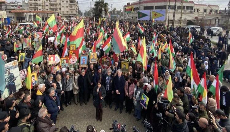 القامشلي تتوحد: آلاف الكورد يرفعون شعارات الدعم لوحدتهم وسط اتفاق وقف إطلاق النار