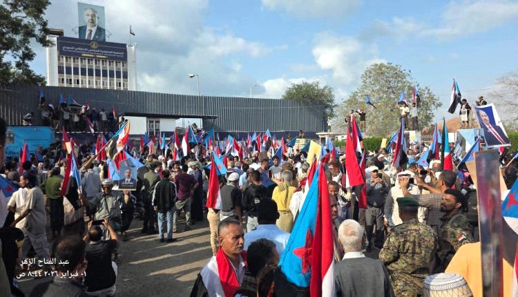 عدن.. حشود شعبية تحمي مقر الجمعية الوطنية وتؤكد صلابة الجنوب