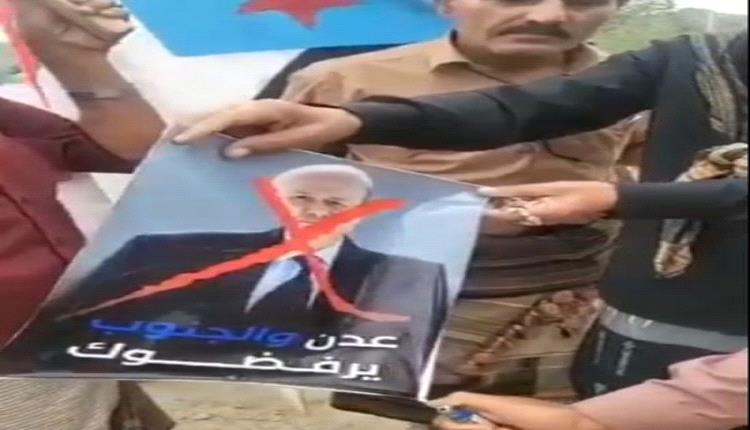 عدن: حشود غاضبة تضرم النار في صورة العليمي احتجاجًا على إغلاق الجمعية الوطنية