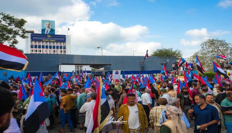 محتجون يجبرون قوات العمالقة على إعادة فتح مقر الجمعية الوطنية بعد إغلاقه