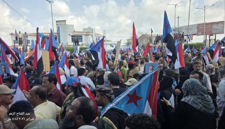 تظاهرة حاشدة بالتواهي رفضًا لإغلاق مقر الجمعية الوطنية بالجنوب