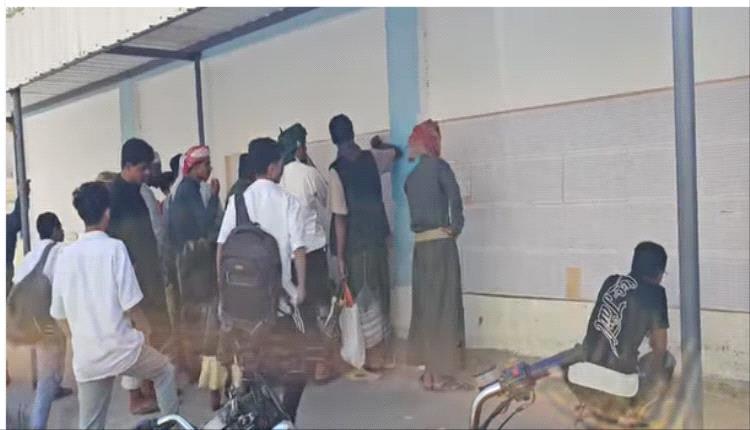 ازدحام الجوازات في المكلا يشعل مطالب شعبية بالتحول الرقمي