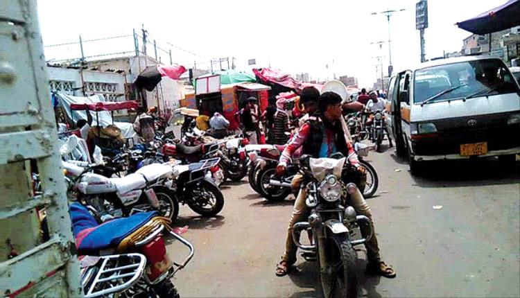 عدن تحت تهديد الدراجات النارية العشوائية.. عودة مقلقة للانفلات المروري والجريمة