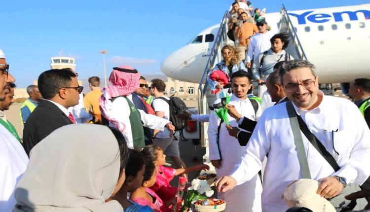انفراجة سياحية.. المحافظ الثقلي يرحب بأولى الرحلات القادمة من جدة
