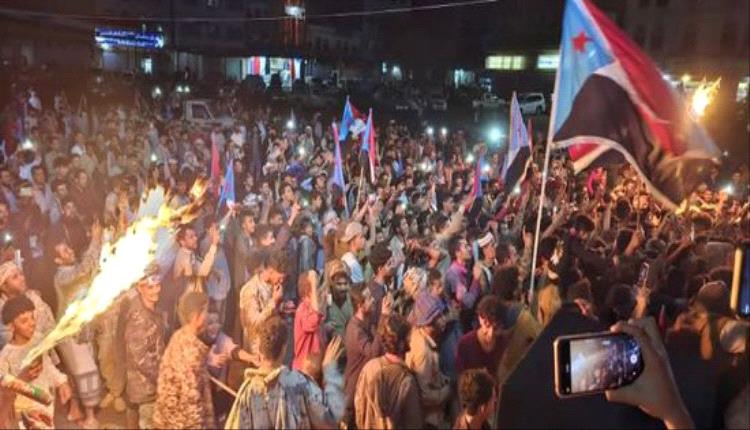 توافد جماهيري ضخم حول منصة الشهداء في الحبيلين استعدادًا لفعالية «الثبات» غدًا