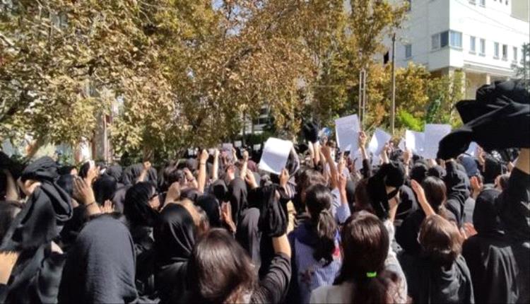 طهران وواشنطن تلتقيان في مسقط بعد قمع الاحتجاجات