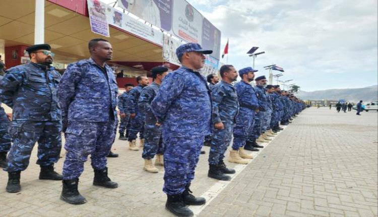 ضباط وجنود أمن عدن يخرجون للاحتجاج على تأخر الرواتب