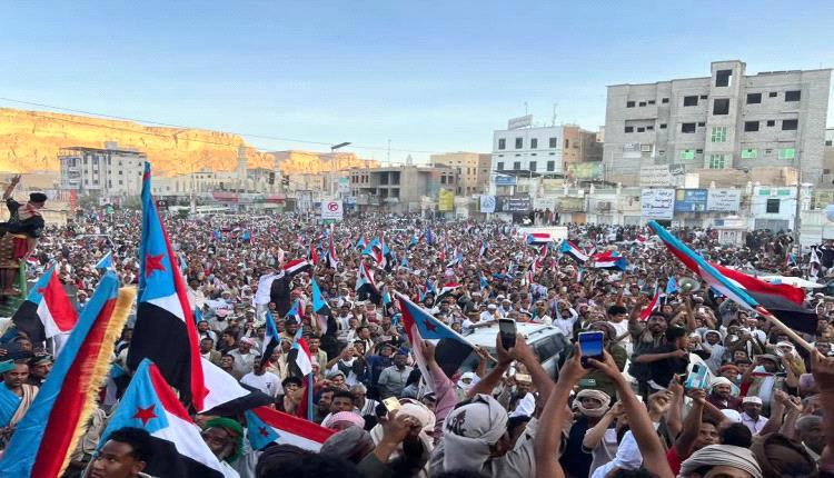 حضرموت تحتفل بمسيرة “الثبات والصمود”: عشرات الآلاف يؤكدون ولاءهم للانتقالي الجنوبي