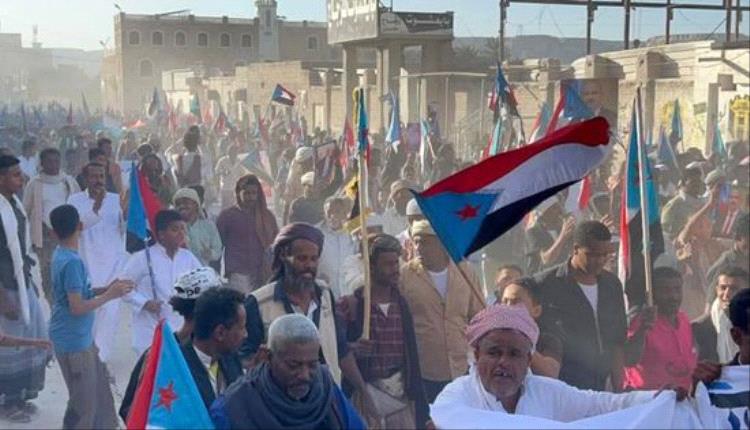 سيئون تحتشد.. مسيرة “الثبات” تجدد التفويض للزُبيدي