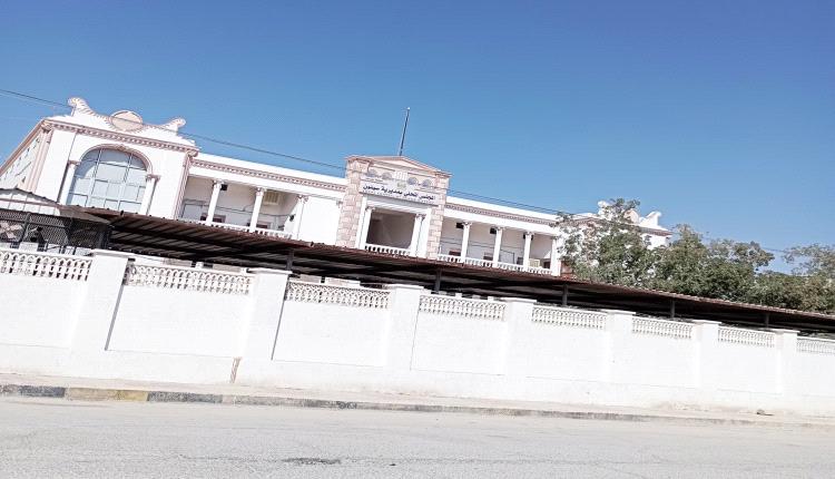 بعد مسيرة “الثبات والصمود”.. غضب شعبي في حضرموت ينتهي بإسقاط الأعلام اليمنية