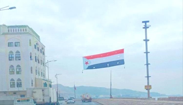 أعلام الجنوب تزين شوارع المكلا استعدادا لانتفاضة شعبية ترفض قوات الاحتلال اليمني