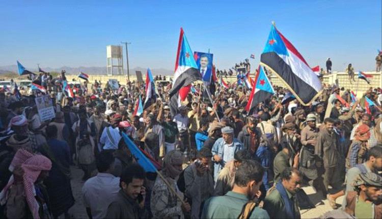 رغم الاعتداء.. متظاهرو شبوة يواصلون إحياء فعالية يوم الشهيد